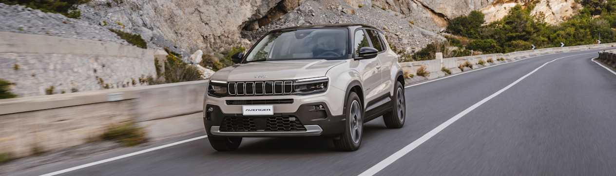 Jeep Avenger 2024 : trois quarts avant gauche sur route de montagne