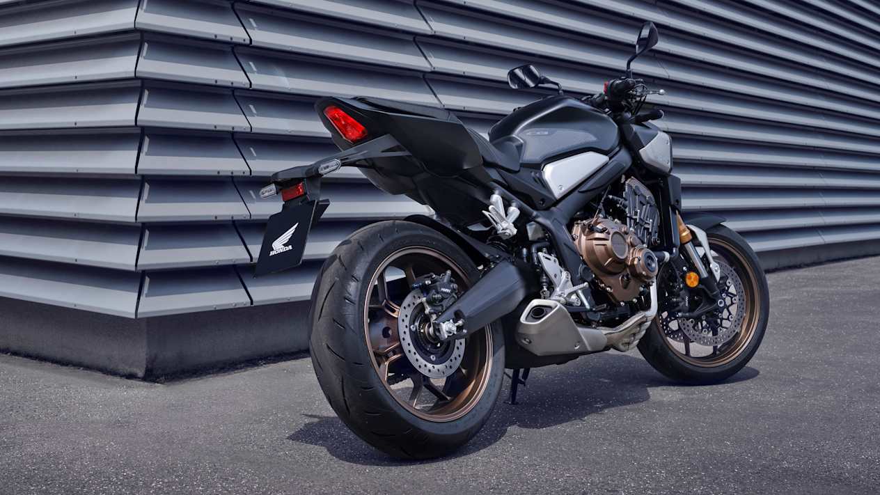 Honda CB650R 2024 : trois quarts arrière droit statique