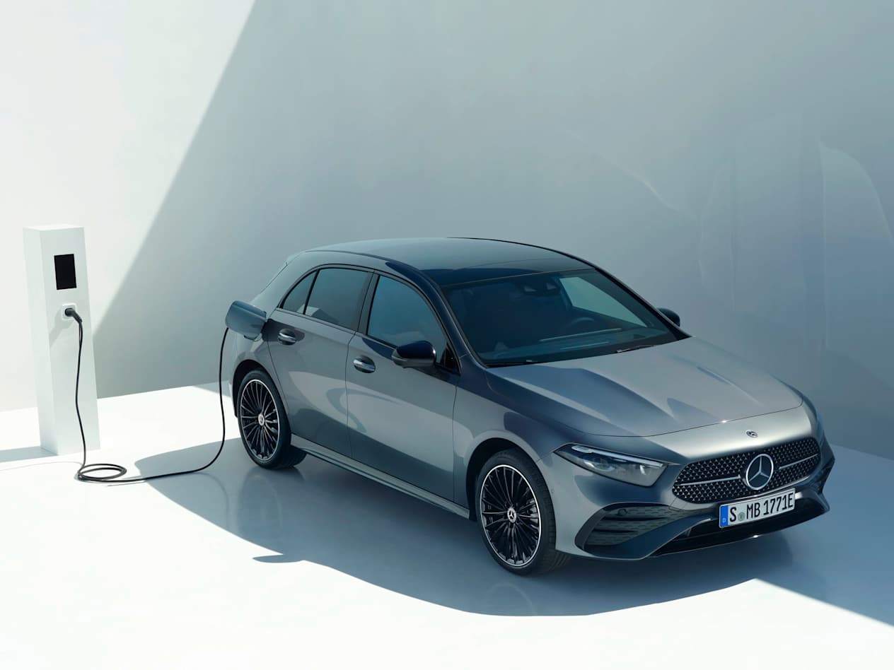 Mercedes Classe A 2023 : Trois quart avant en vue plongeante de la A 250 e hybride rechargeable en recharge