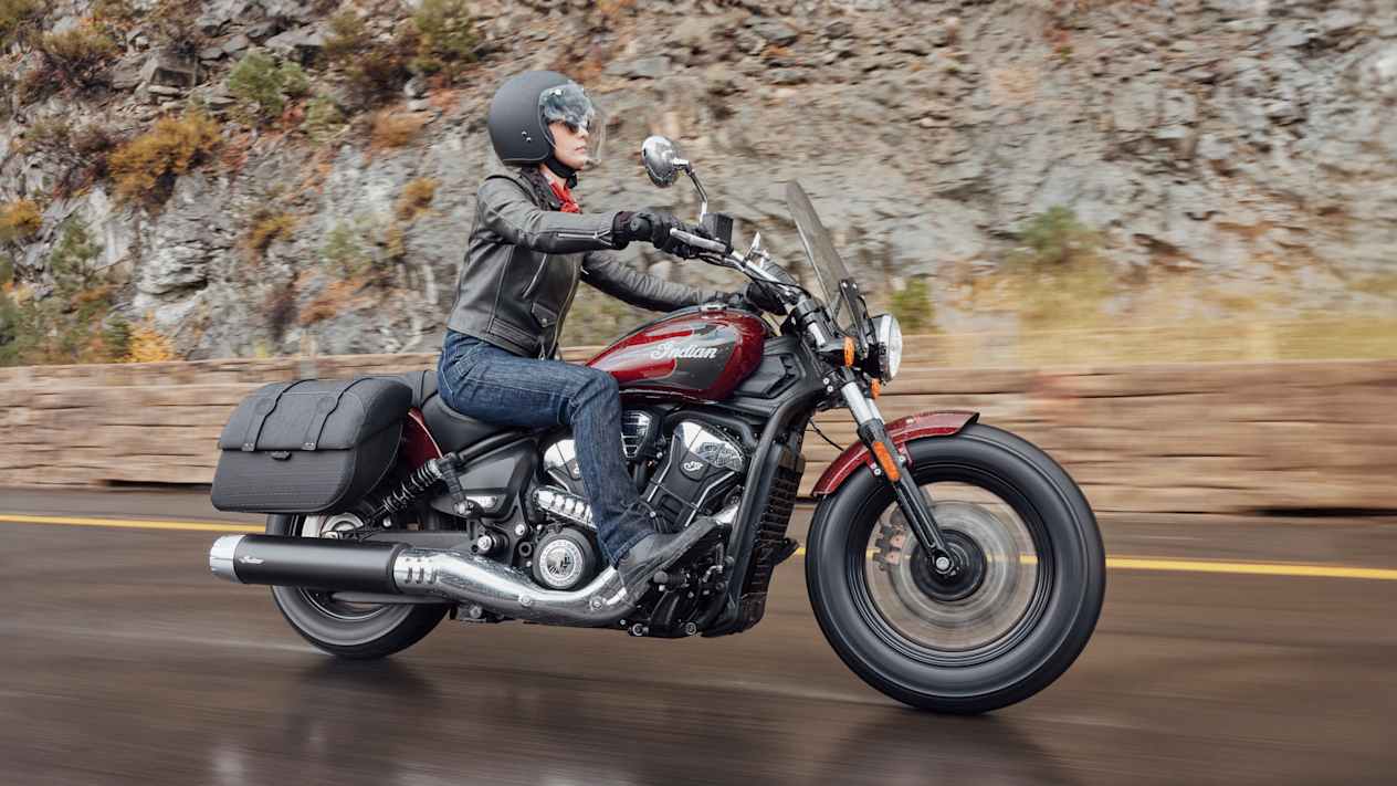 Indian Super Scout 2025 : Maroon Metallic profil droit sur route