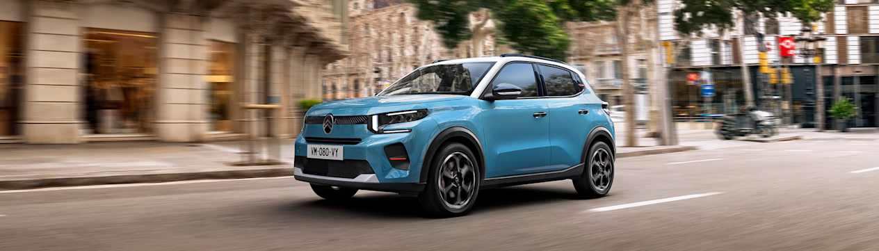 Citroën C3 2024 bleue : trois quarts avant gauche en ville