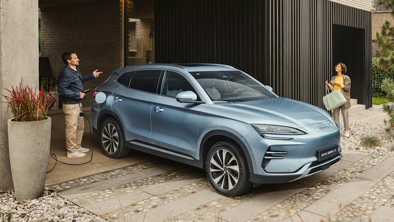 BYD Seal U 2023 : trois quarts avant droit garée devant une villa
