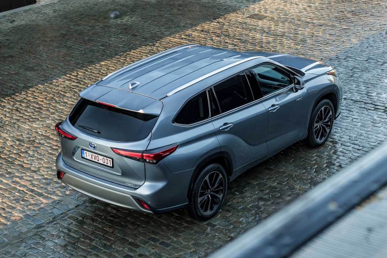 Toyota Highlander 2021 : trois quarts arrière droit plongeant