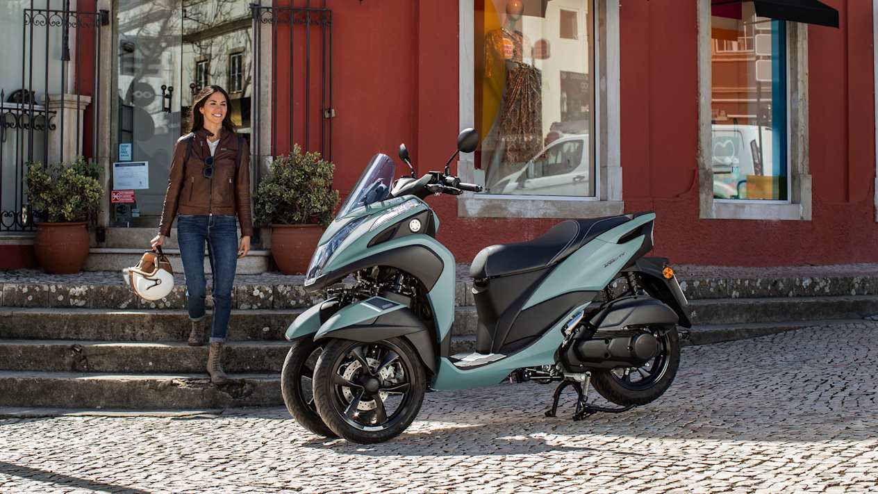Yamaha Tricity 125 2024 : profil gauche avec modèle