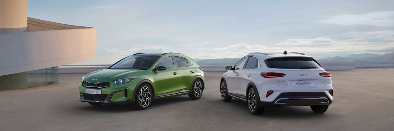 Kia Xceed 2022 : Deux modèles de trois quart avant et trois quart arrière