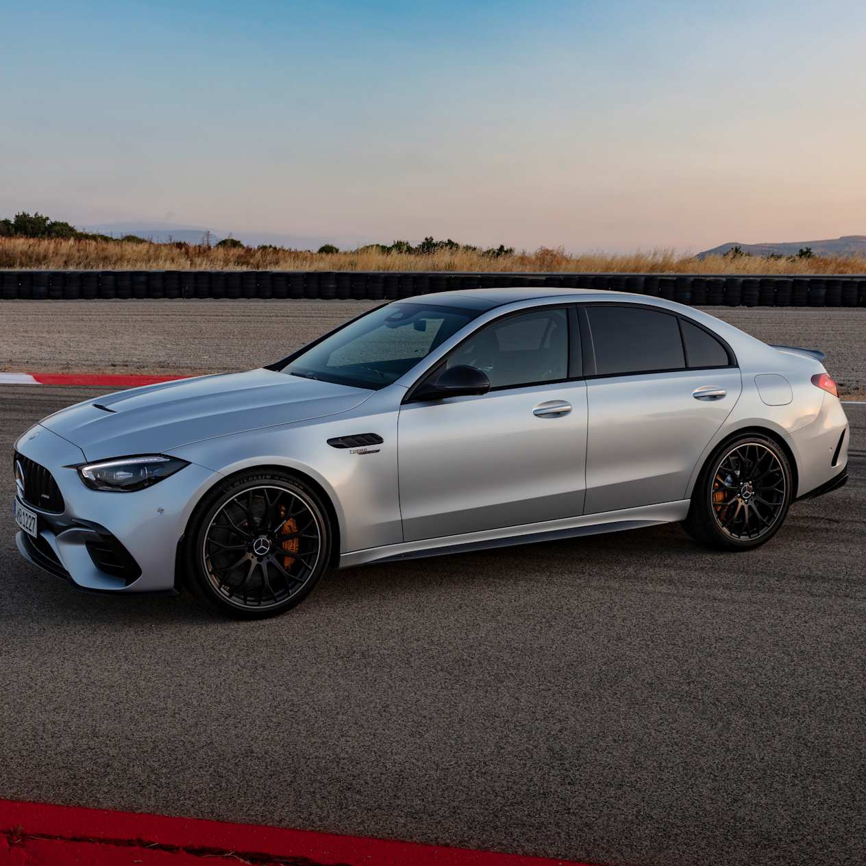 Mercedes-AMG C 63 SE berline : profil gauche sur circuit