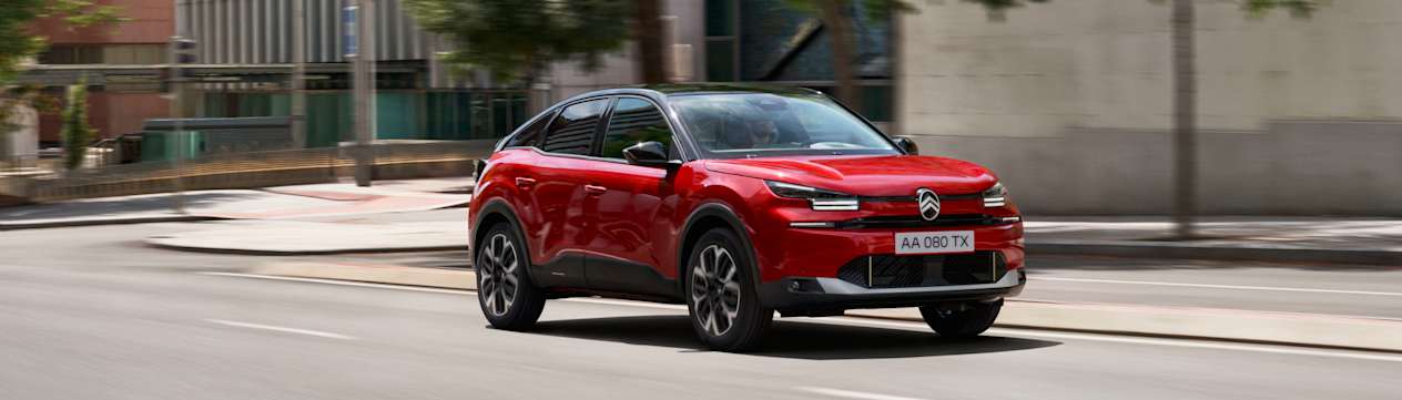 Citroën C4 2025 : trois quarts avant droit sur route