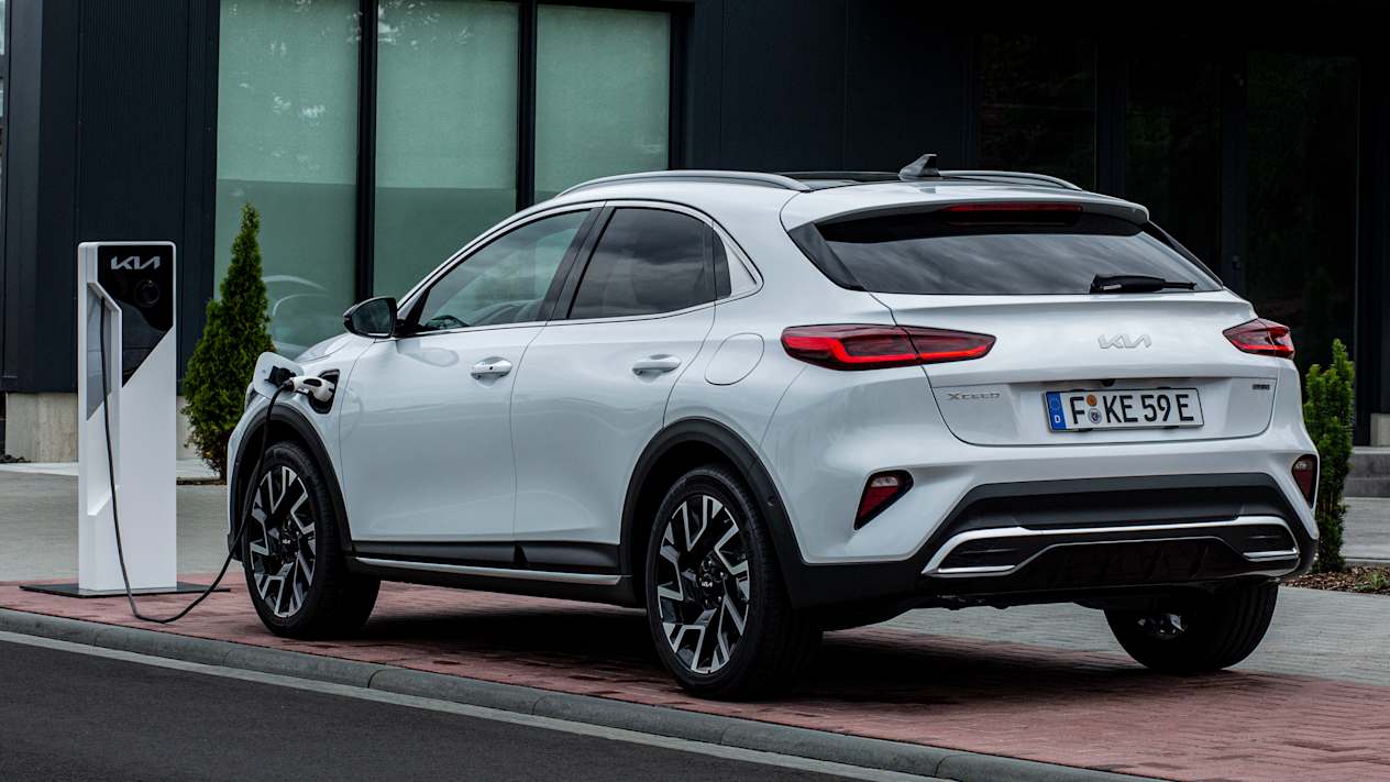 Kia XCeed 2022 PHEV : Trois quart arrière gauche en recharge