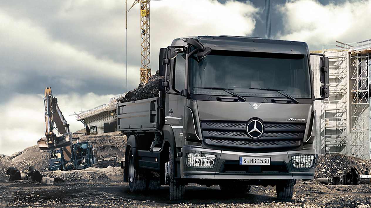 Mercedes-Benz Atego avec benne sur un chantier