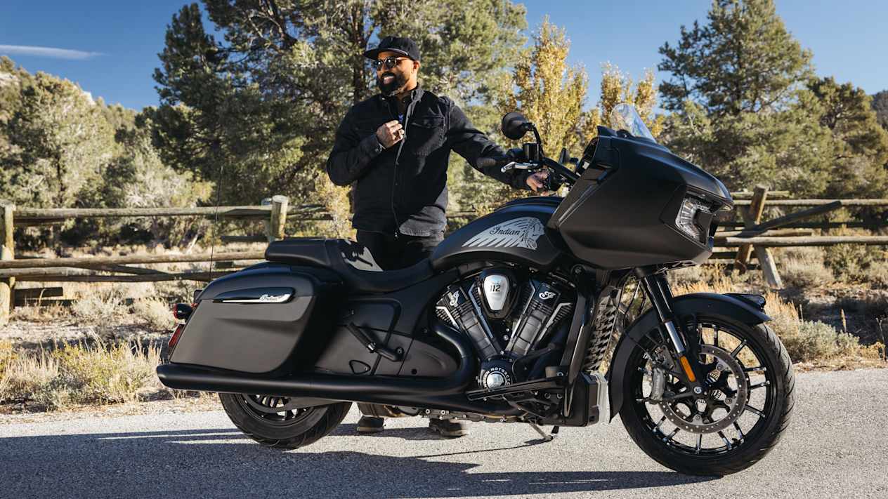 Indian Challenger Dark Horse Powerplus 112 2025 : profil droit statique avec modèle