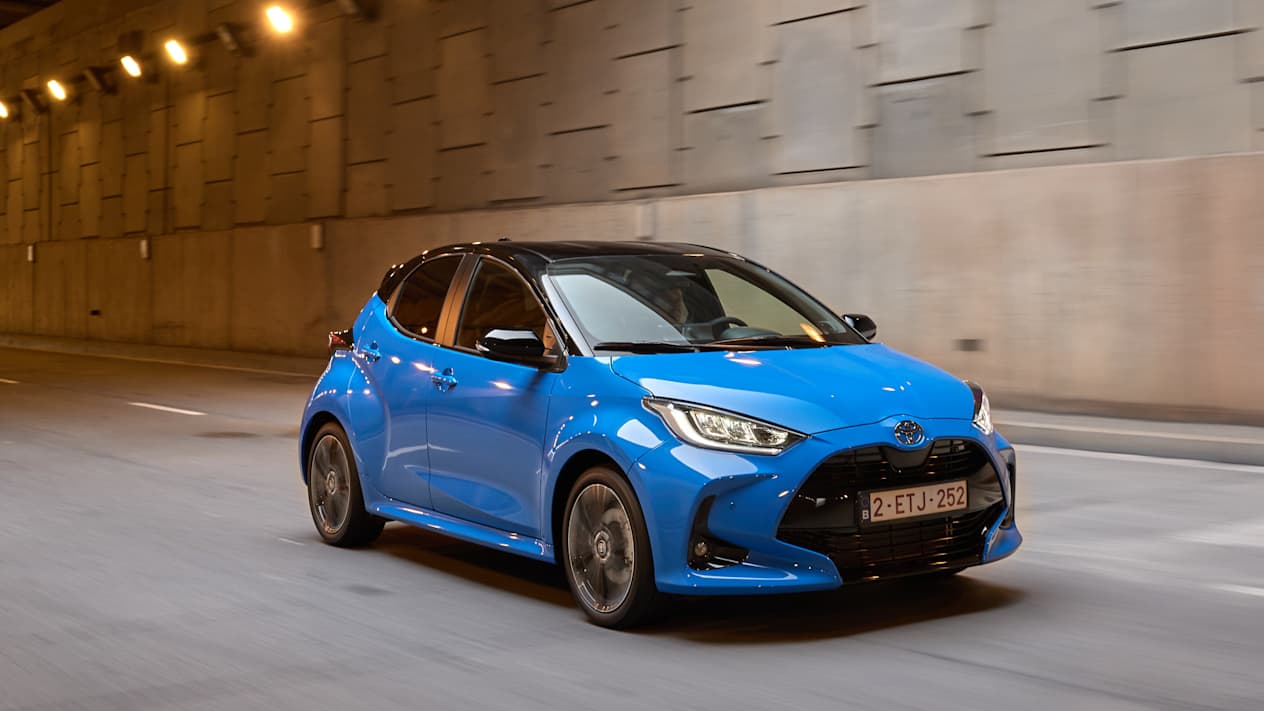 Toyota Yaris 2024 : trois quarts avant droit en sortie de tunnel