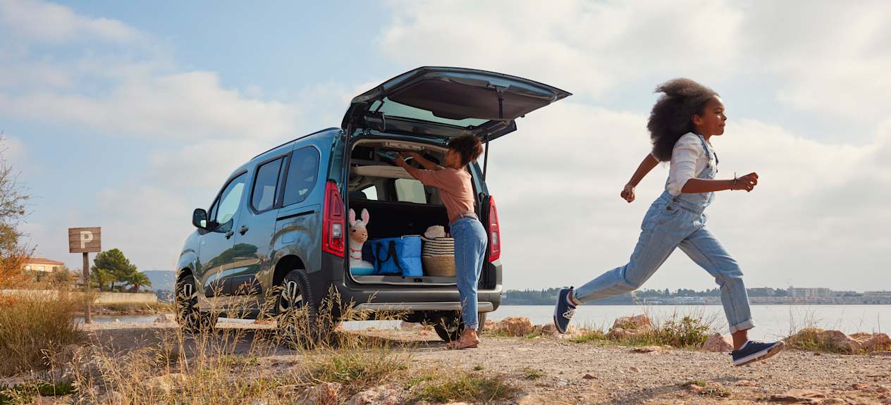 Citroën Berlingo 2024 : trois quarts arrière gauche hayon ouvert