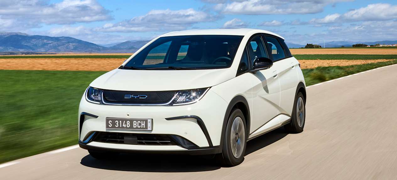 BYD Dolphin Comfort cream white : trois quarts avant gauche sur route