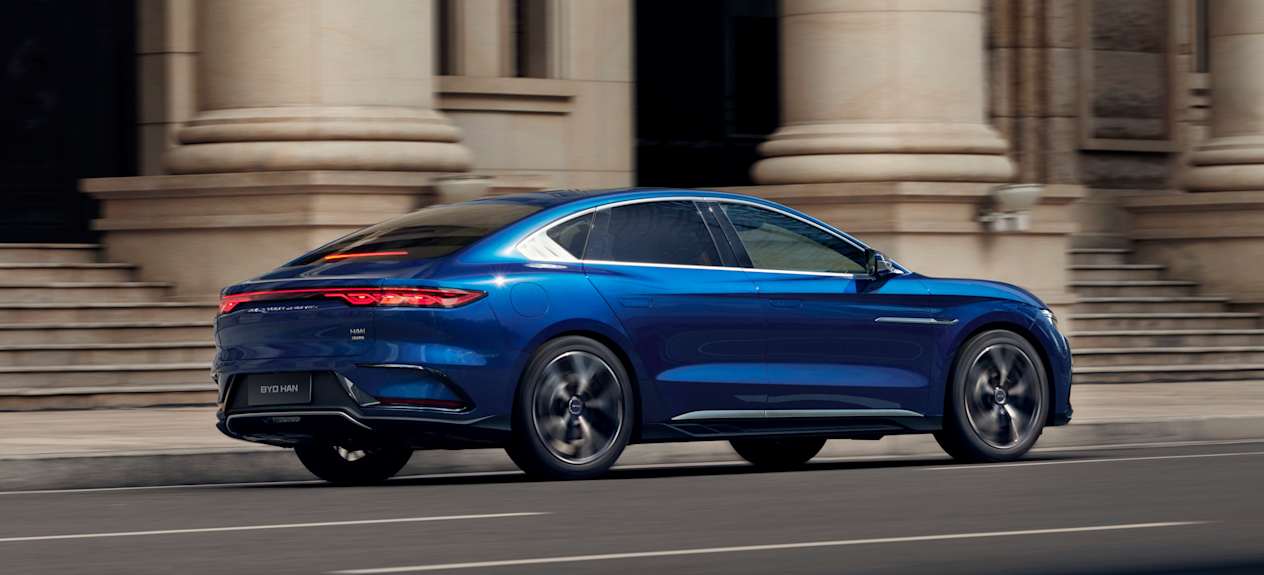 BYD Han 2022 : trois quarts arrière droit dans la rue