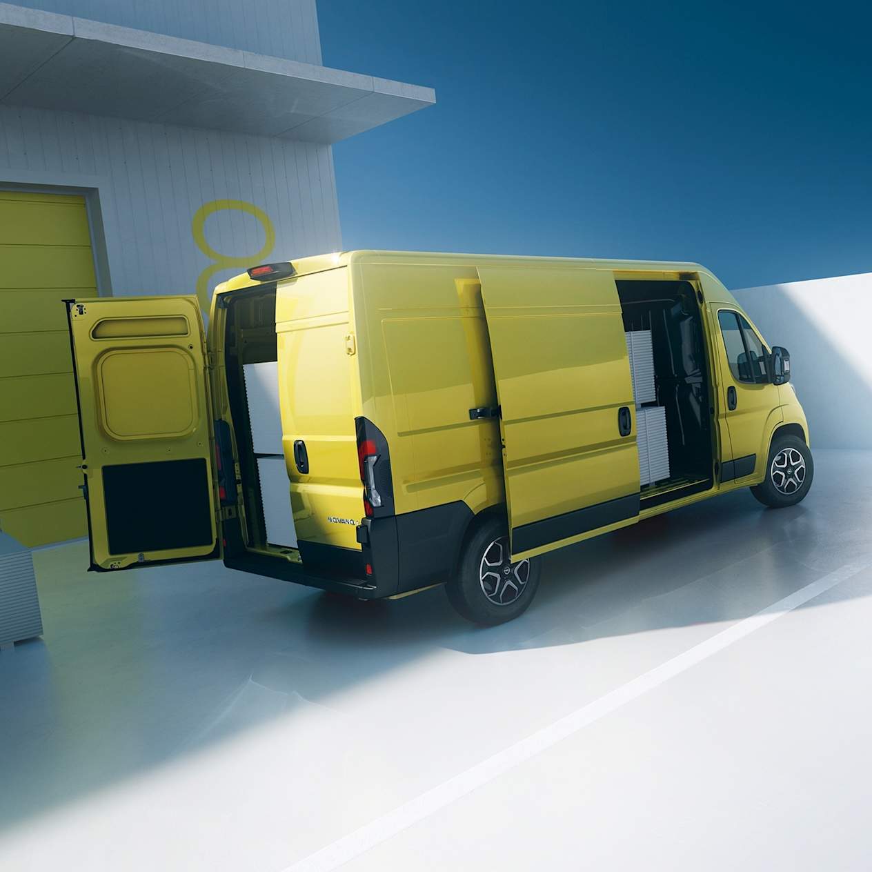 Opel Movano 2024 : trois quarts arrière droit statique avec portes ouvertes
