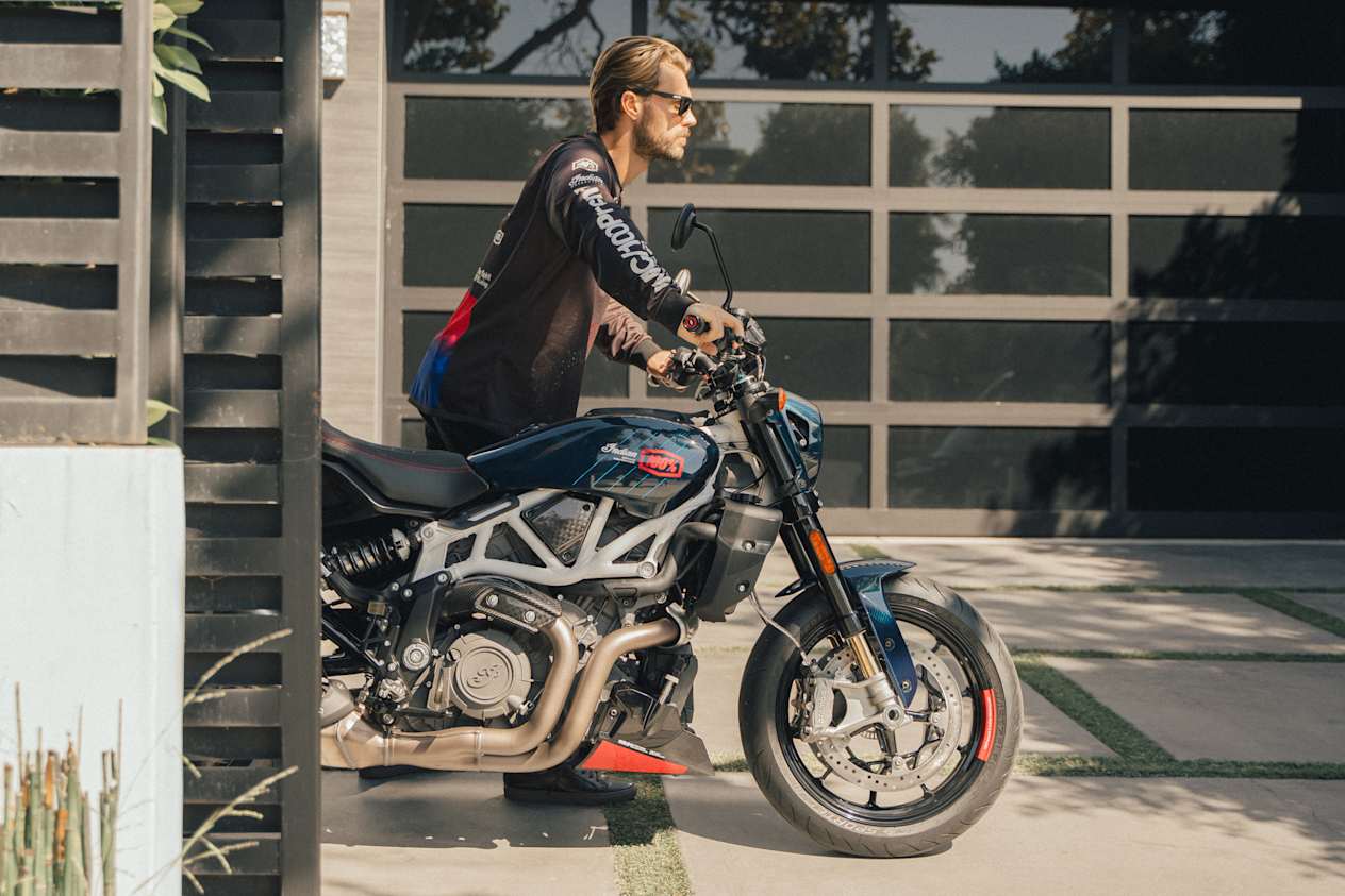 Indian FTR 100% R Carbon 2024 : sortie de garage vue profil droit