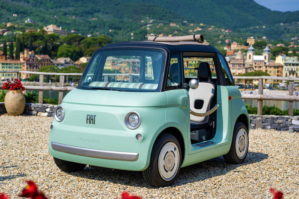 Fiat Topolino Dolcevita 2023 : trois quarts avant gauche statique au bord d'un lac
