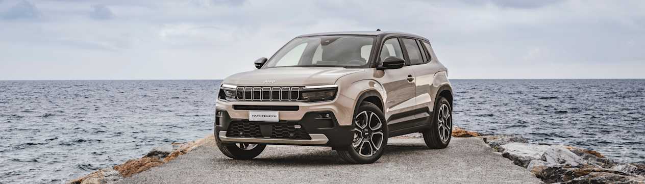 Jeep Avenger 2024 : trois quarts avant gauche statique en bord de mer