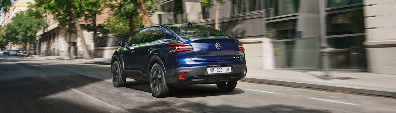 Citroën C4X 2025 : trois quarts arrière gauche sur route