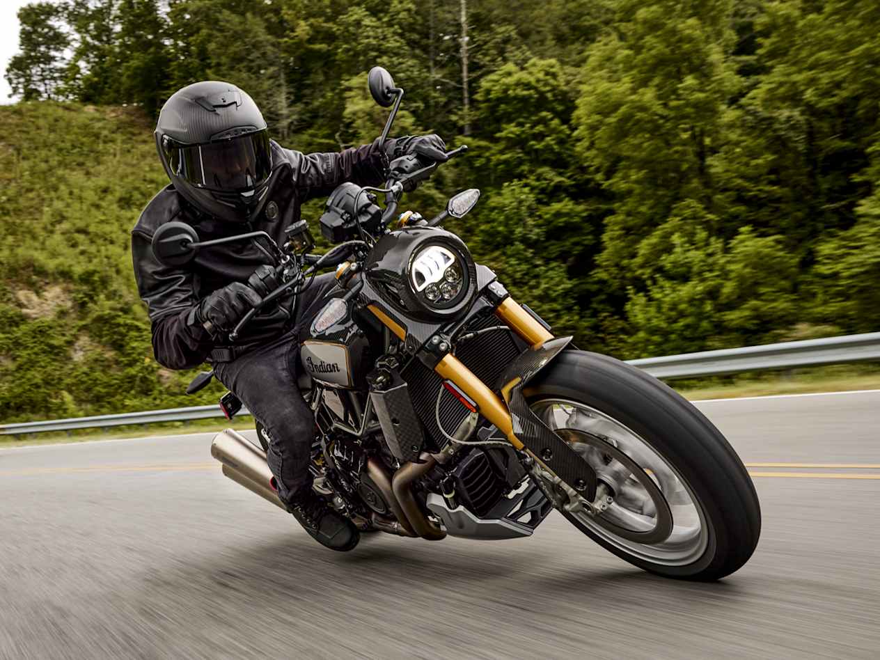 Indian FTR R Carbon 2023 : vue avant en virage