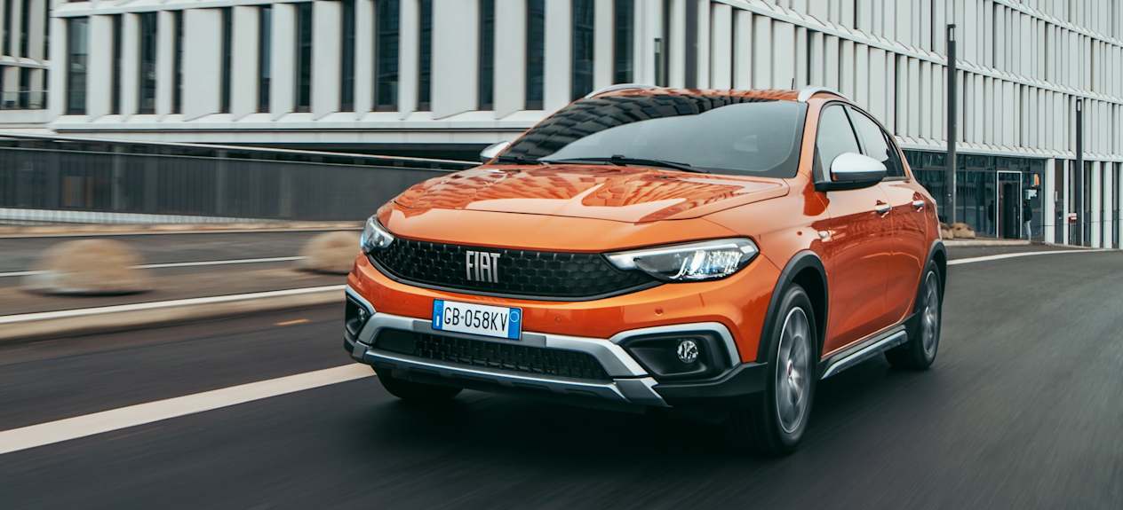 Fiat Tipo Cross : vue trois quarts avant gauche dans la rue