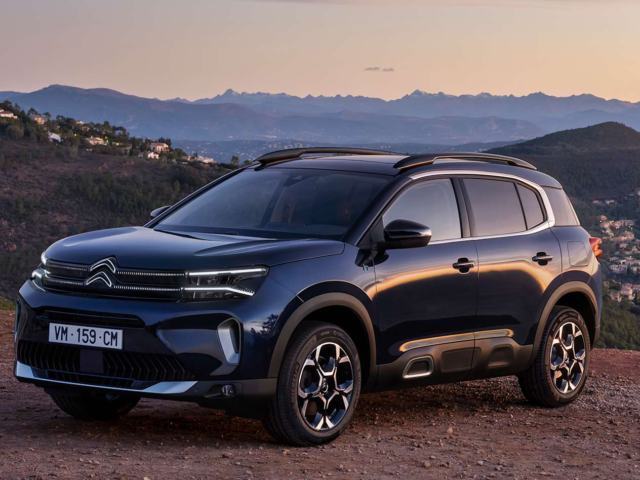 Citroën C5 Aircross 2022 : vue trois quarts avant en bord de mer