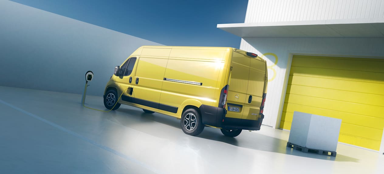 Opel Movano 2024 : trois quarts arrière gauche en charge