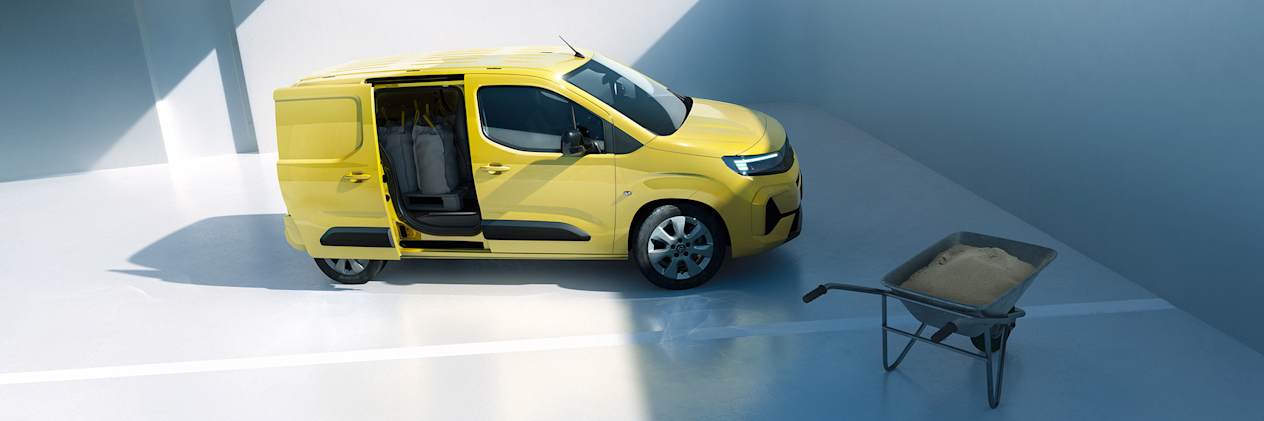 Fourgon Opel Combo Cargo 2024 : vue de profil droit avec porte latérale coulissante