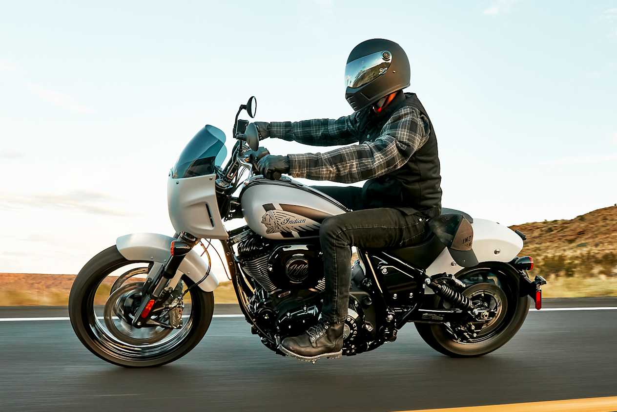 Indian Sport Chief 2025 blanche : profil gauche en virage sur route