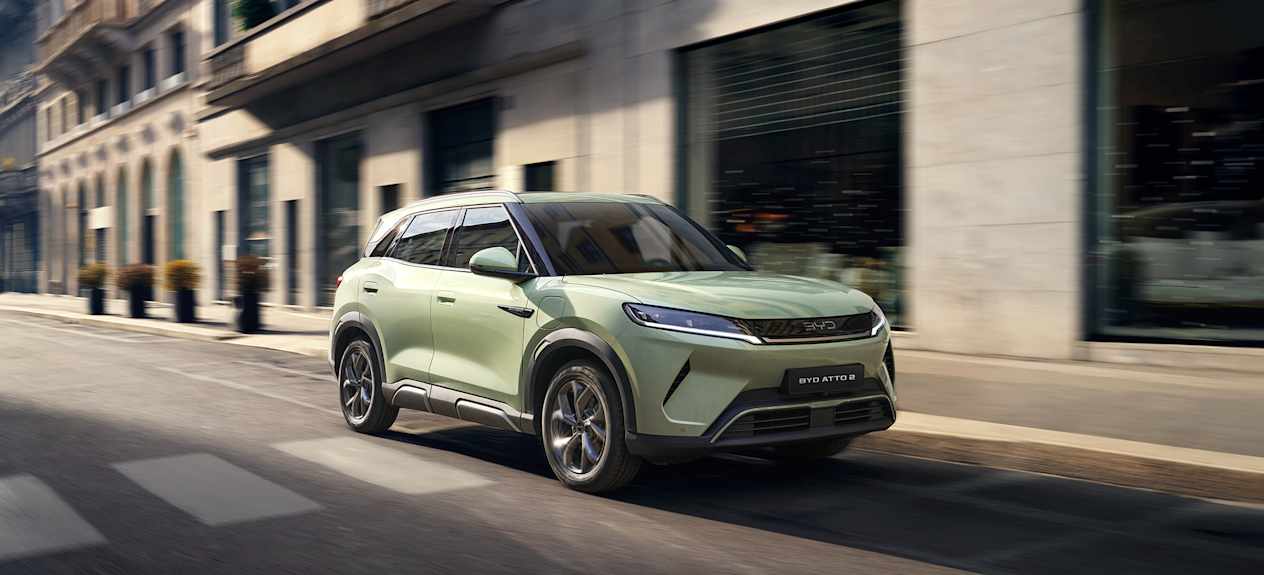 BYD Atto 2 2025 : trois quarts avant droit dans la rue