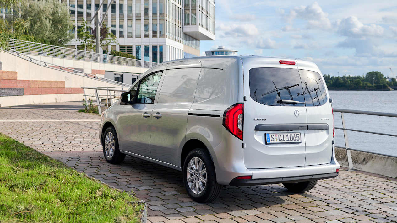 Mercedes-Benz Citan 2021 gris trois quarts arrière en bord de rivière