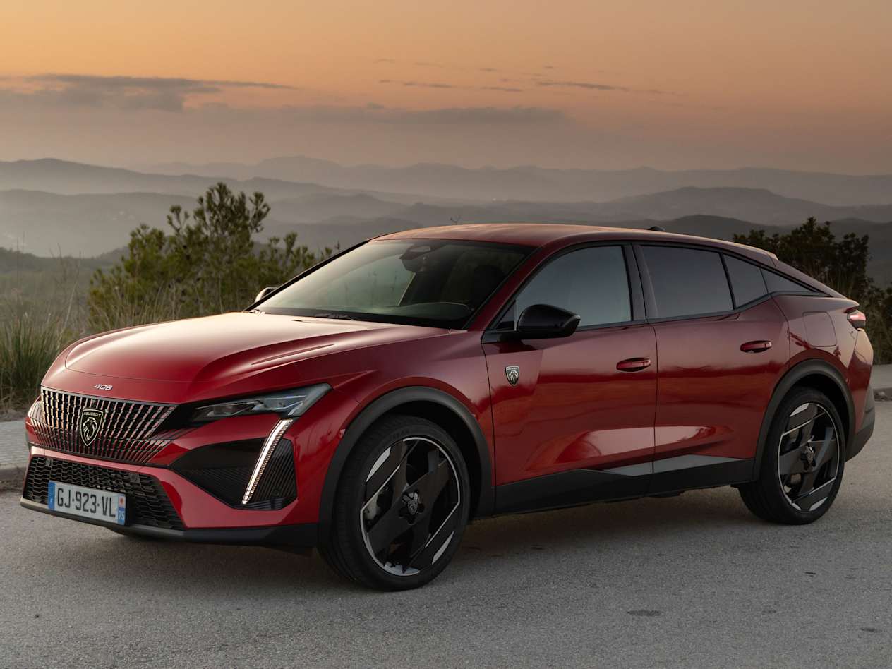 Peugeot 408 2022 : rouge trois quarts avant