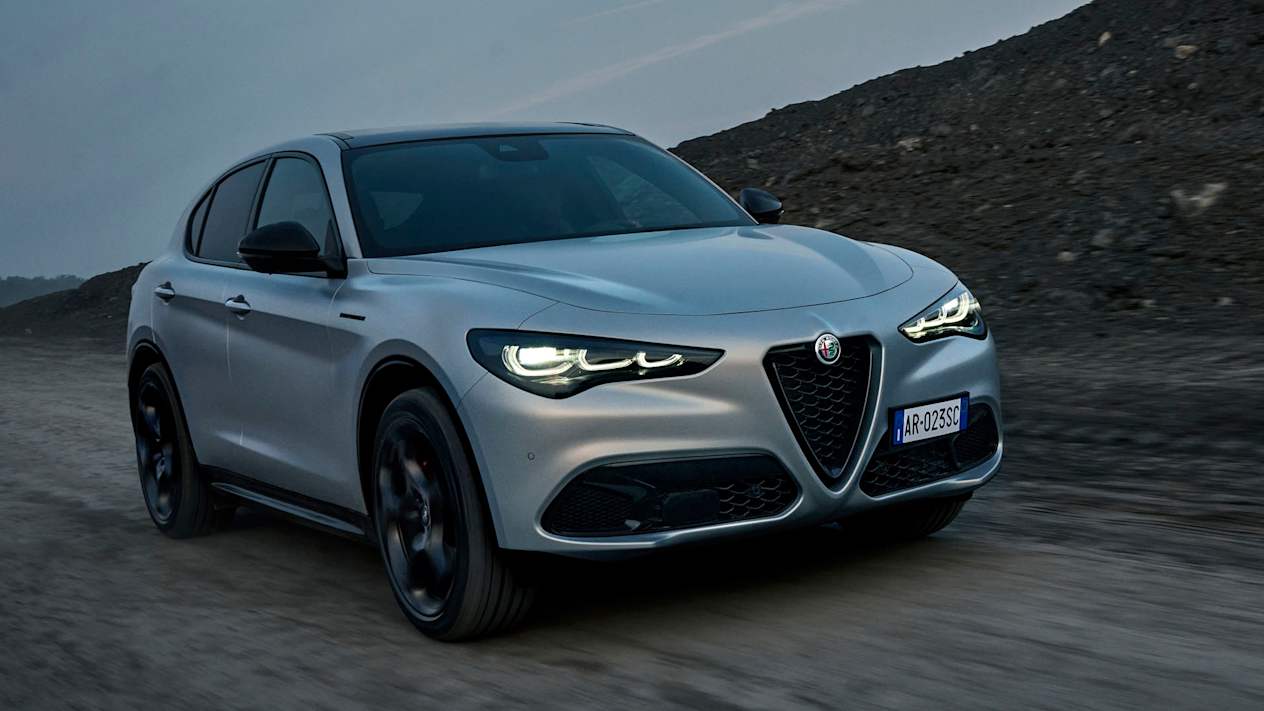 Alfa Romeo Stelvio 2022 : Trois quart avant