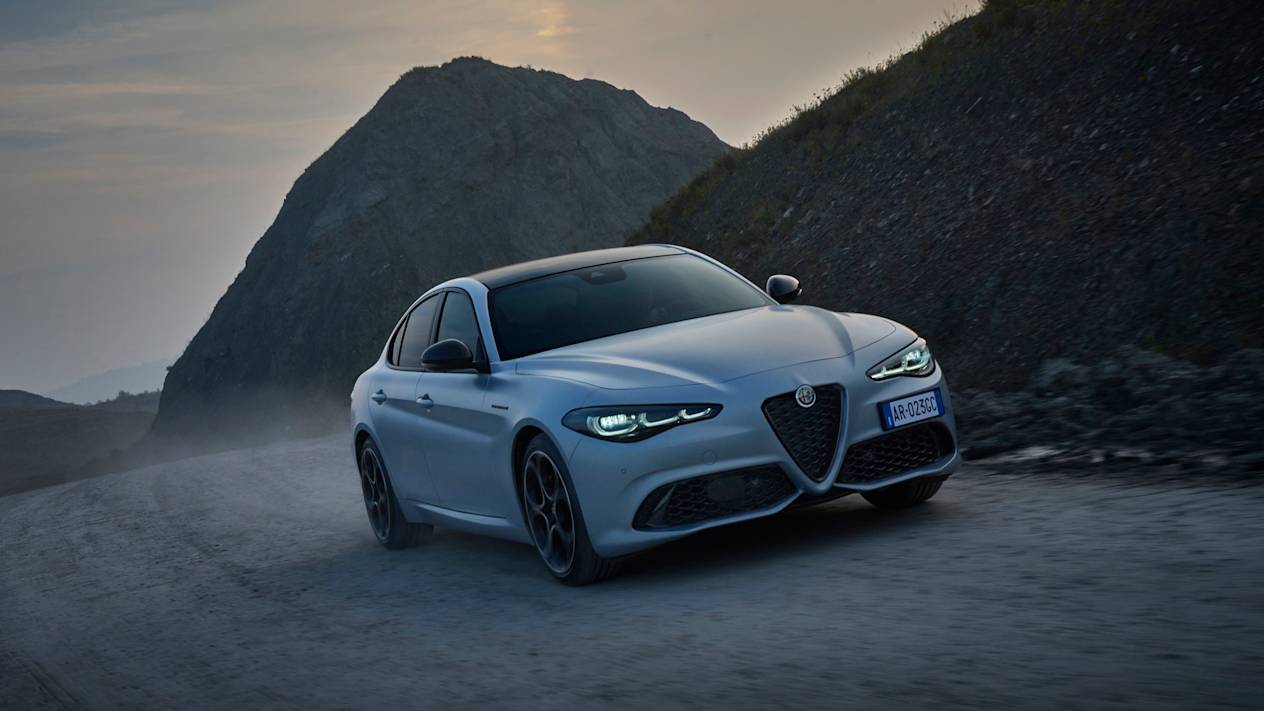 Alfa Romeo Giulia 2022 : Trois quart avant droit en roulage