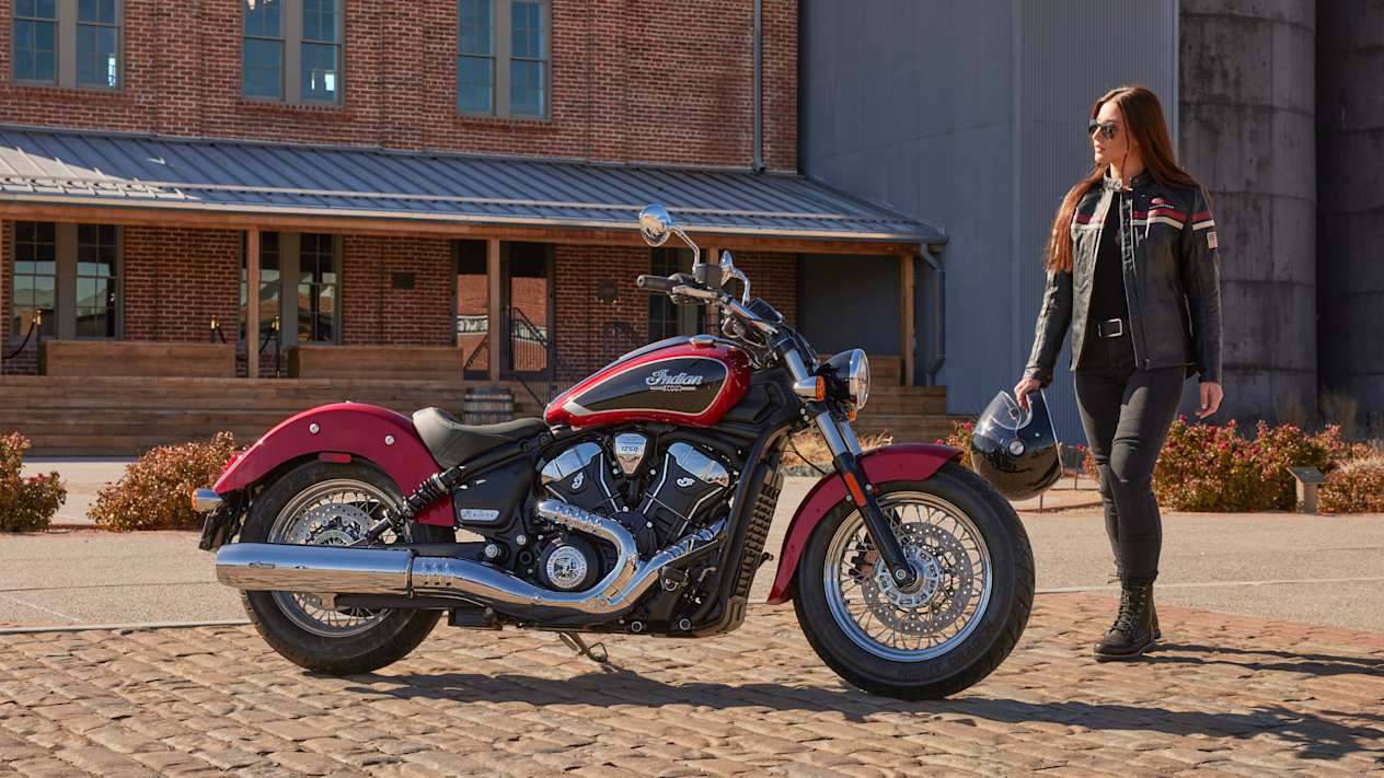 Indian Scout Classic Limited + Tech 2025 : Sunset Red Metallic profil droit statique avec motarde