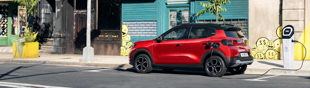 Citroën C3 2024 rouge : trois quarts arrière gauche statique en charge