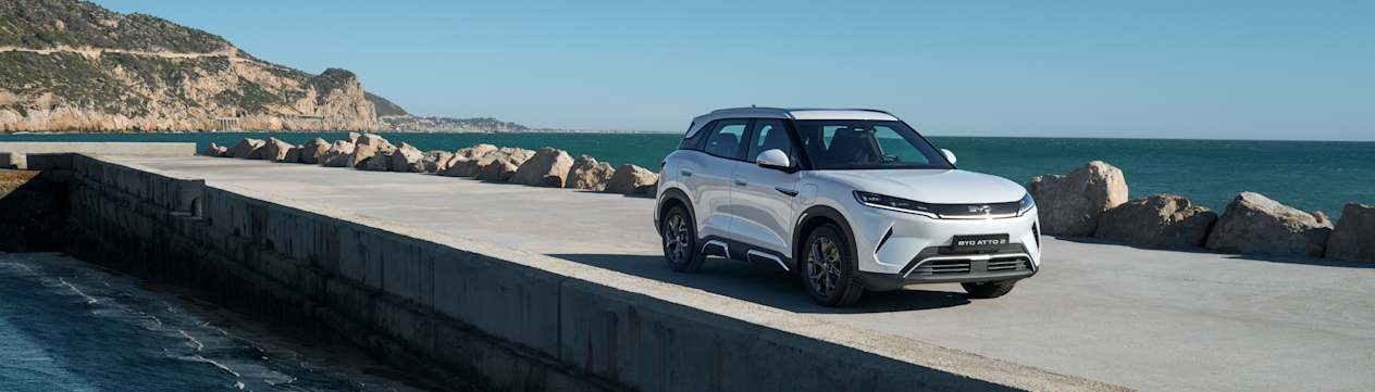 BYD Atto 2 2025 : trois quarts avant droit statique sur jetée