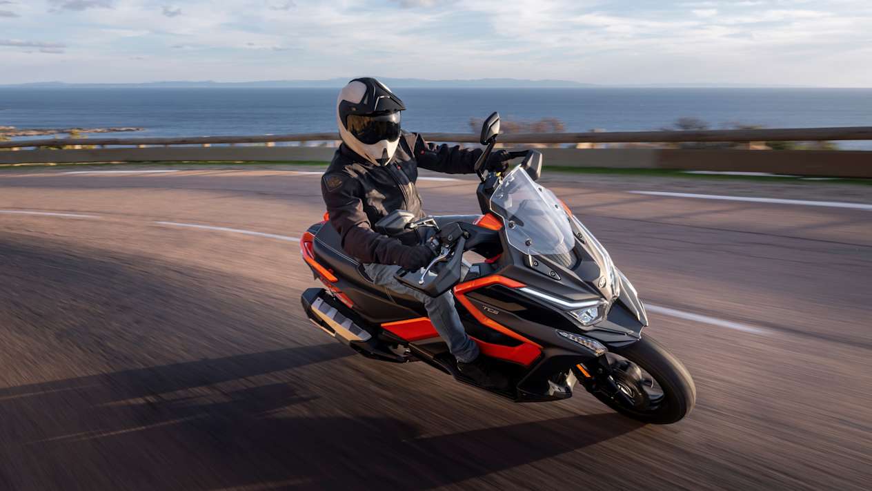 Kymco DTX 360 2024 : trois quarts avant droit en virage