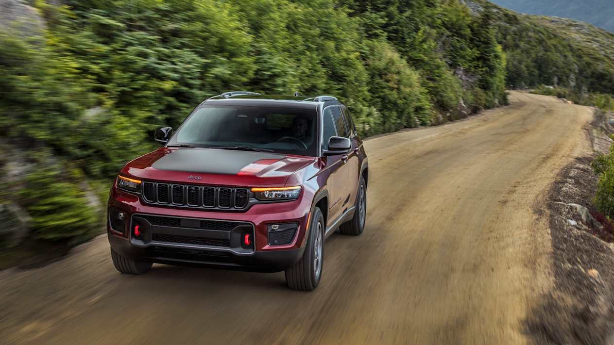 Grand Cherokee Trailhawk : Face avant sur un chemin de montagne