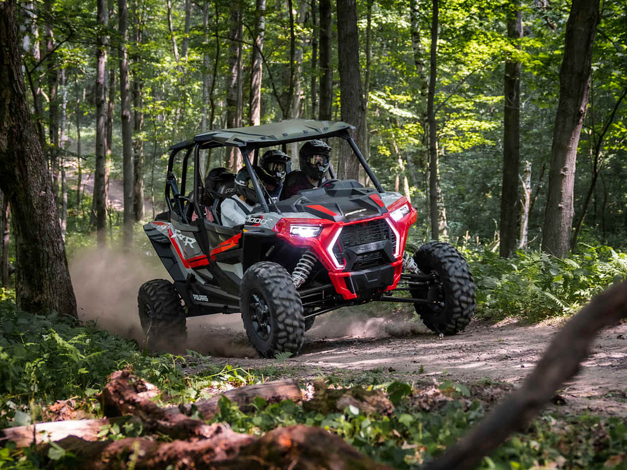 Polaris RZR XP 4 1000 2023 : face avant sur chemin