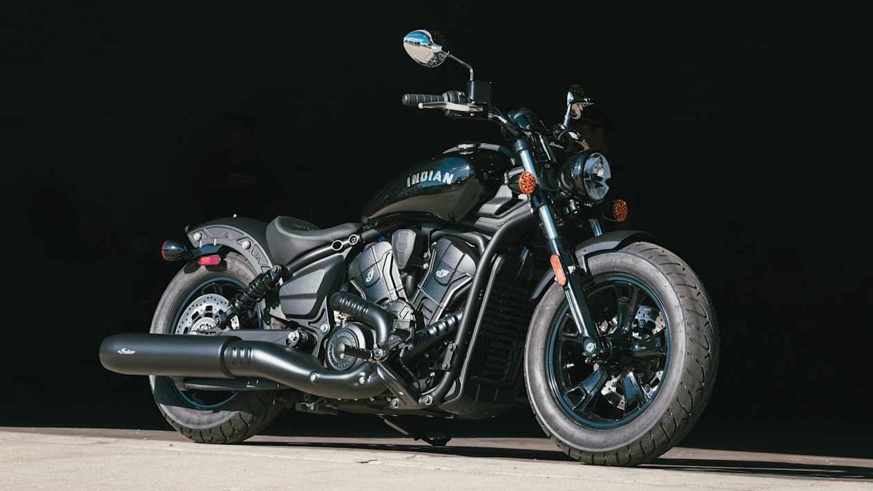 Indian Scout Sixty Bobber 2025 : trois quarts avant droit statique dans un garage
