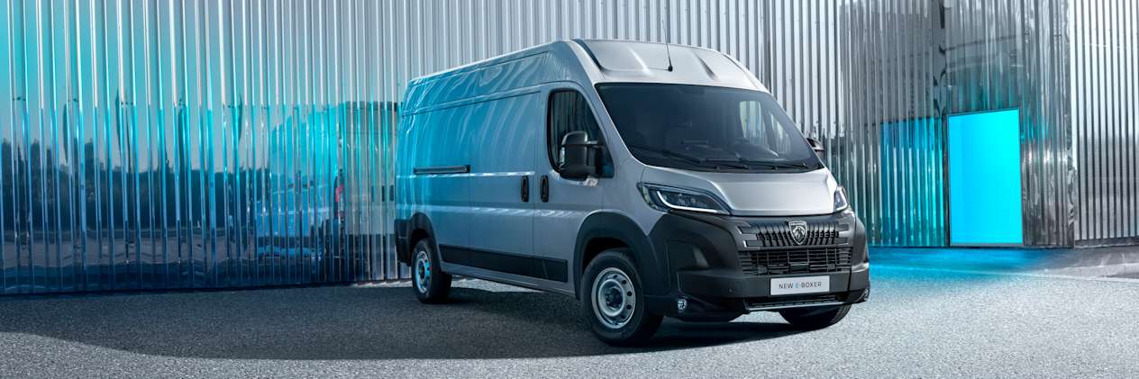 Peugeot Boxer 2024 : trois quarts avant droit statique