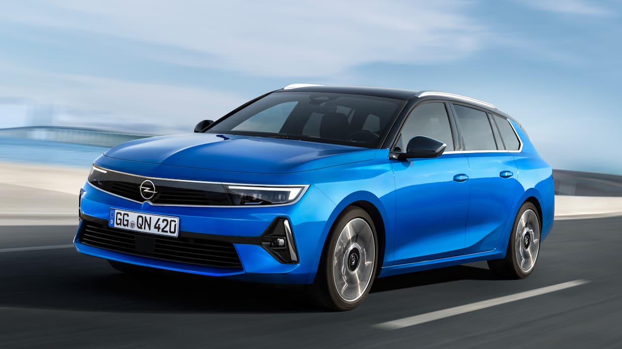 Opel Astra Sports Tourer 2022 trois quarts avant gauche sur la route