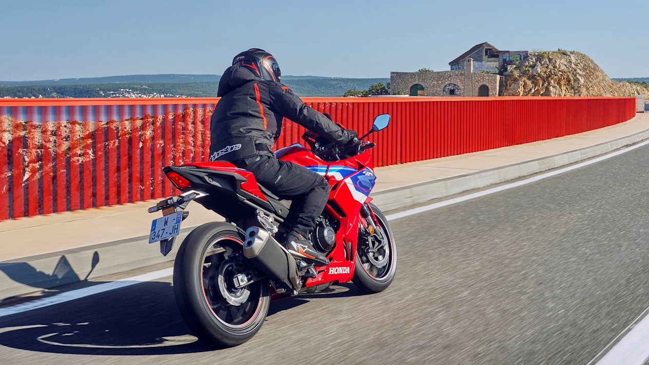 Honda CBR500R 2024 : trois quarts arrière droit sur un pont