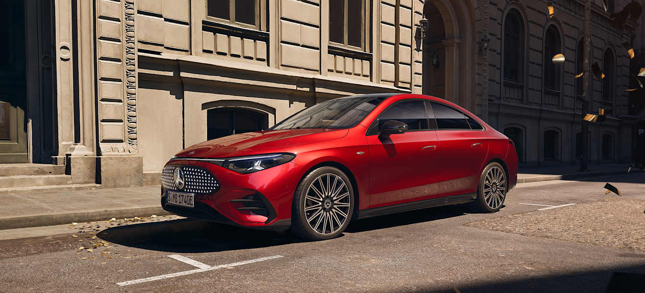 Mercedes CLA 2025 rouge : trois quarts avant gauche statique