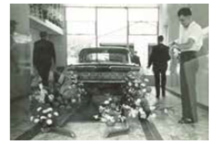 Krantenknipsel opening auto garage H Top geopend in 1955