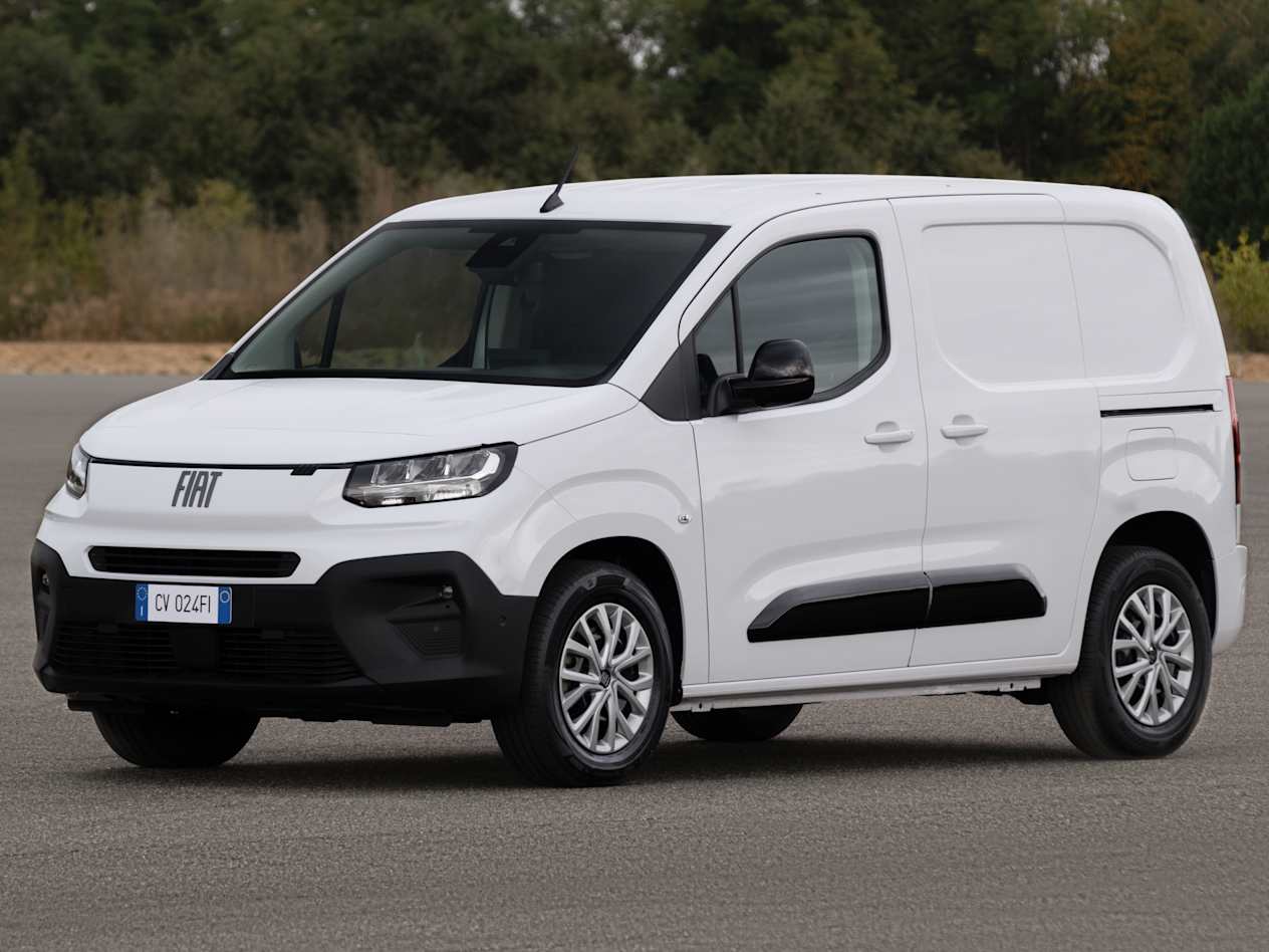 Fiat Doblo Cargo 2024 : trois quarts avant gauche statique