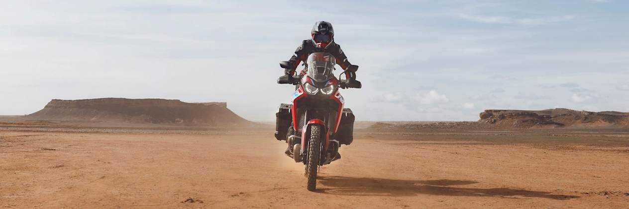 Honda Africa Twin CRF1100L 2024 : face avant dans le désert