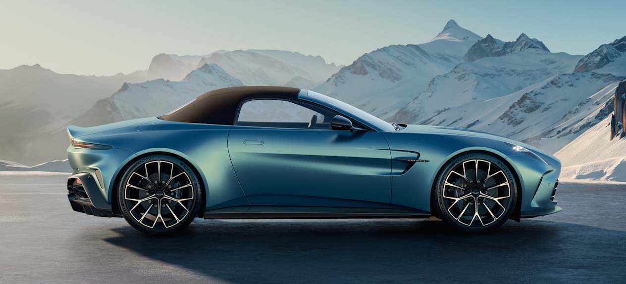 Aston Martin Vantage Roadster 2025 : profil droit statique avec capote fermée