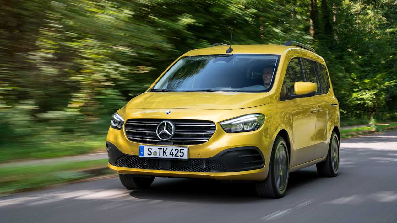 Mercedes Classe T 2022 : trois quarts avant gauche sur route